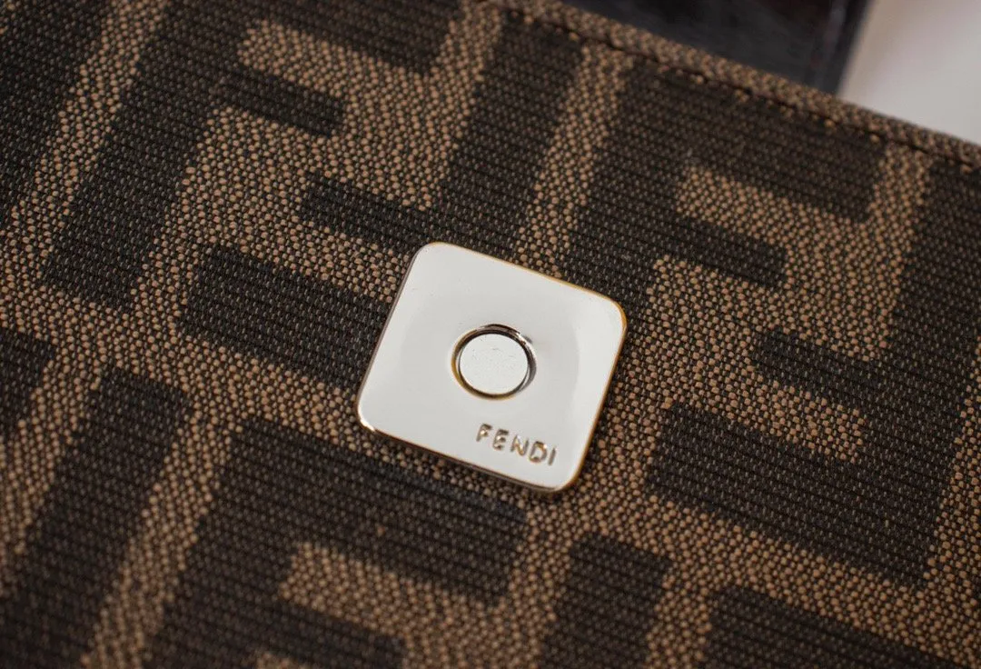 EN   Designer bags by Fendi 021