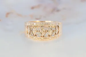 Stunning 9ct Yellow Gold 15-Stone Diamond Ring
